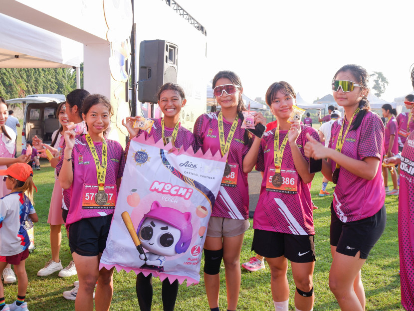 Peserta Fun Run 5 KM Xplore Jogja foto bersama es krim Aice Mochi Banana dan Aice Mochi Peach. (foto: Dok Ruzka Indonesia).