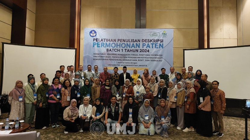 Wakil Rektor I Dr Muhammad Hadi, M.Kep (tengah di baris pertama), bersama seluruh peserta pelatihan seusai acara pembukaan di Mekar Jaya, Kecamatan Serpong, Senin (08/07/2024). (Foto: Dok Pribadi)