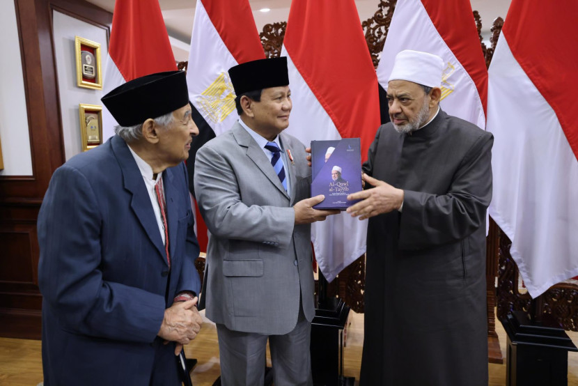 Menhan RI Prabowo Subianto bersama Grand Syekh Al-Azhar Prof Ahmed Mohammed Ahmed Al-Thayeb didampingi mantan menag Quraish Shihab.