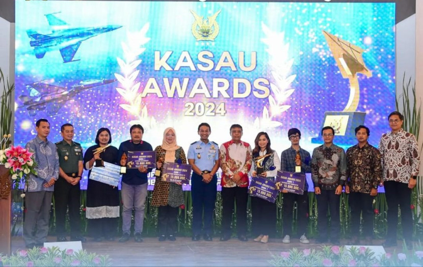 Wakil KSAU Marsdya Andyawan Martono Putra bersama para pemenang Kasau Awards 2024 di Lanud Halim Perdanakusuma, Jaktim, Rabu (10/7/2024).