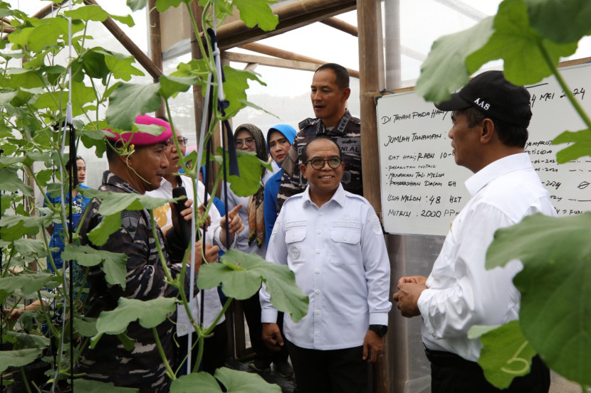 Menteri Pertanian Menteri Pertanian Andi Amran Sulaiman (kanan) dan Pj. Gubernur Lampung Samsudin meninjau smart farming di Markas Komando Brigif 4 Padang Cermin (FOTO: Ytr)