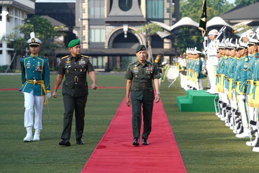 KSAD Filipina Letjen Roy Galido didampingi KSAD Jenderal Maruli Simanjuntak di Mabesad, Gambir, Jakarta Pusat, Kamis (11/7/2024).