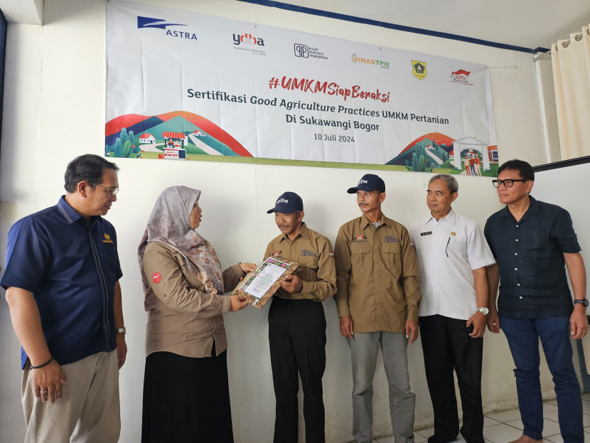 Penyerahan sertifikat Good Agriculture Practices (GAP) kepada petani binaan Astra melalui Yayasan Dharma Bhakti Astra (YDBA) dan Pusat Investasi Pemerintah (PIP) di Sukawangi Bogor, Rabu (10/7/2024).