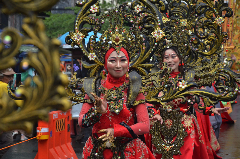 Karnaval seni budaya pada acara 'Asia Afrika Festival 2024' di Jalan Asia Afrika, Kota Bandung, Sabtu (6/7/2024). Foto: Edi Yusuf 