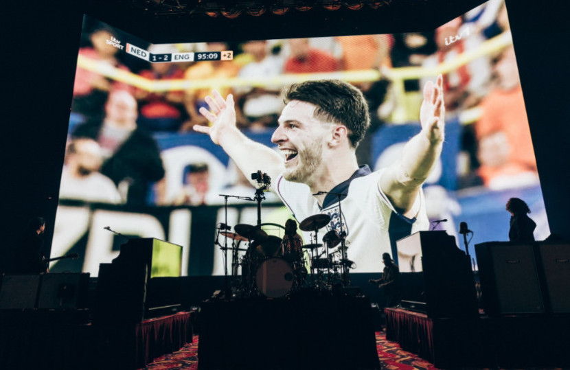 Layar panggung The Killers di O2 London menampilkan hasil akhir semifinal Piala Eropa Inggris vs Belanda. (Twitter @thekillers)