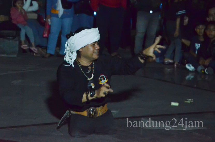 Atraksi pencak silat saat acara Rebo Nyunda bersama relawan Cikapundung Riverspot, komunitas seni tradisi, dan para pelaku seni budaya Sunda, di Taman Cikapundung Riverspot, Kota Bandung, Jawa Barat, Rabu (10/7/2024). Foto: Edi Yusuf