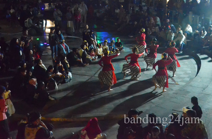 Penampilan tari jaipong saat acara Rebo Nyunda bersama relawan Cikapundung Riverspot, komunitas seni tradisi, dan para pelaku seni budaya Sunda, di Taman Cikapundung Riverspot, Kota Bandung, Jawa Barat, Rabu (10/7/2024). Foto: Edi Yusuf