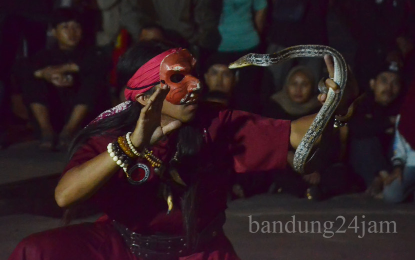 Atraksi ular saat acara Rebo Nyunda bersama relawan Cikapundung Riverspot, komunitas seni tradisi, dan para pelaku seni budaya Sunda, di Taman Cikapundung Riverspot, Kota Bandung, Jawa Barat, Rabu (10/7/2024). Foto: Edi Yusuf