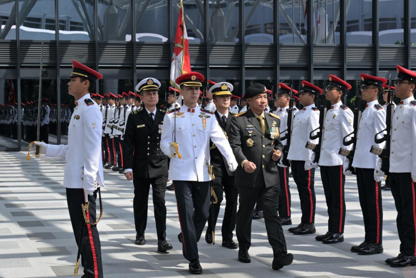 Panglima TNI Jenderal Agus Subiyanto mendapat anugerah Meritorious Service Medal di kantor Kemenhan Singapura, Kamis (11/7/2024).