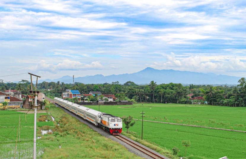 Ilustrasi. PT Kereta Api Indonesia (KAI) mencatat volume penumpang KAI Group pada Semester I 2024 yaitu sebanyak 218.964.010 pelanggan. (Foto: Humas PT KAI)