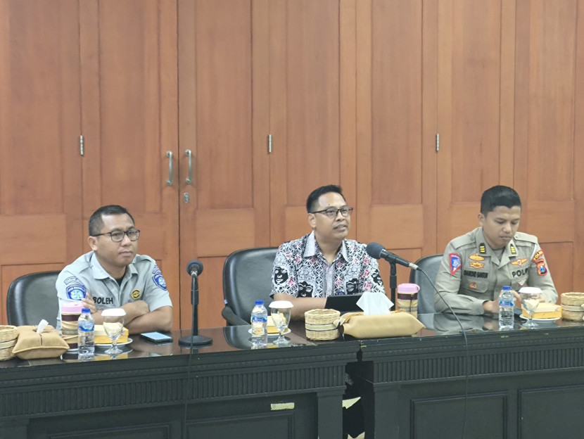 Kabid Pajak Bapenda Jatim, Kresna Bimasakti (tengah) memberikan keterangan pers terkait program pemutihan pajak kendaraan bermotor