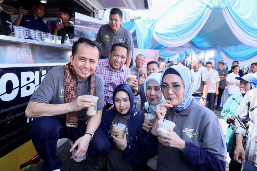 Agus Fatoni (kiri) saat menjabat Pj Gubernur Sumsel bersama Ketua DPRD Sumsel RA Anita Noeringhati (kanan) saat meluncurkan brand Kopi Sumsel. (FOTO: Humas Pemprov Sumsel)