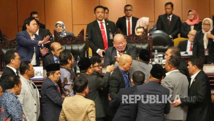 Memalukan, kericuhan yang terjadi dalam rapat paripurna Dewan Perwakilan Daerah (DPD) yang ke-12 untuk Masa Sidang V Tahun Sidang 2023-2024. (Foto: Dok Republika)