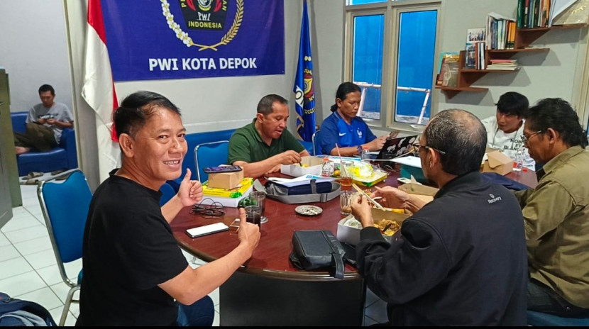 Ketua PWI Kota Depok, Rusdy Nurdiansyah memimpin rapat persiapan pelaksanaan MPLS di 34 SMPN di Kota Depok. (Foto: Dok Ruzka Indonesia)