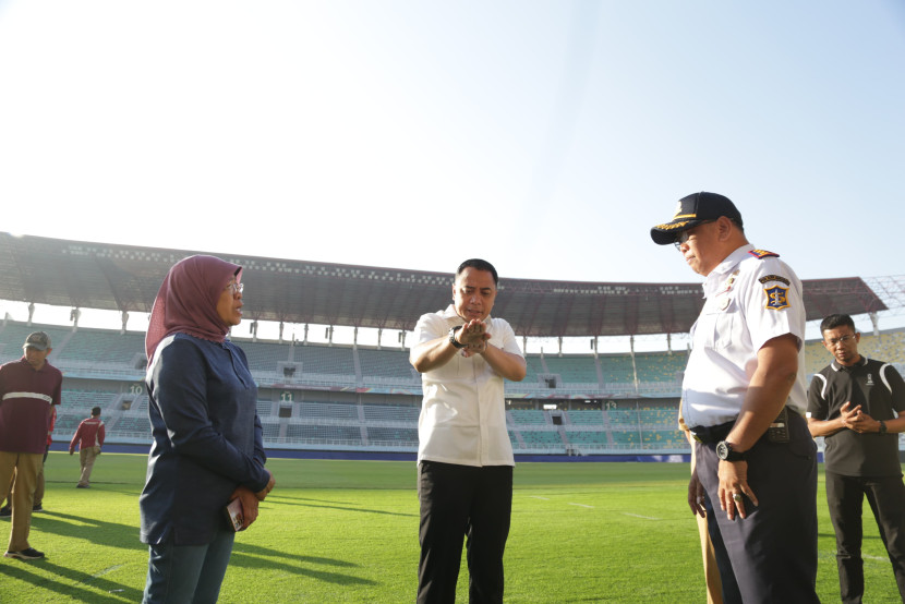 Wali Kota Surabaya Eri Cahyadi saat meninjau kesiapan Stadion GBT