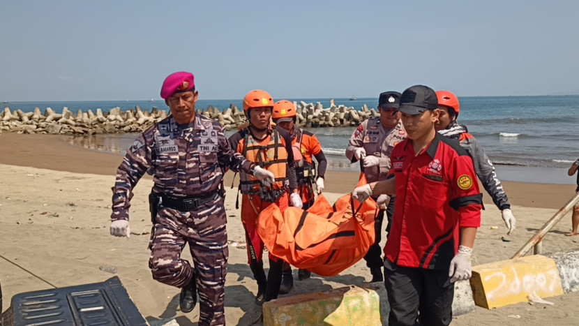 Proses evakuasi korban tenggelam di Pantai Kapitol, Kabupaten Sukabumi, Senin (15/7/2024).