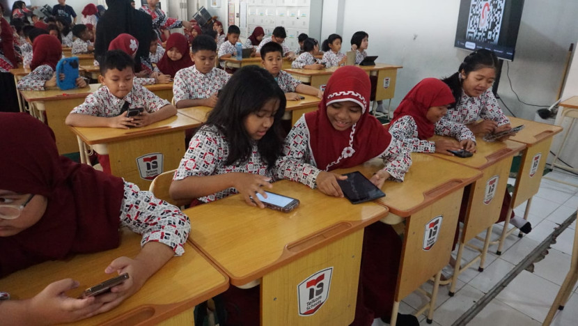 Siswa SD mendapatkan pelatihan cara mencegah kejahatan cyber sejak dini