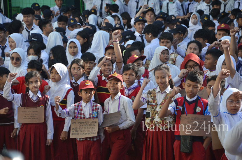 Kegiatan Masa Pengenalan Lingkungan Sekolah (MPLS) di SMPN 2 Bandung, Senin (15/7/2024). Foto: Edi Yusuf