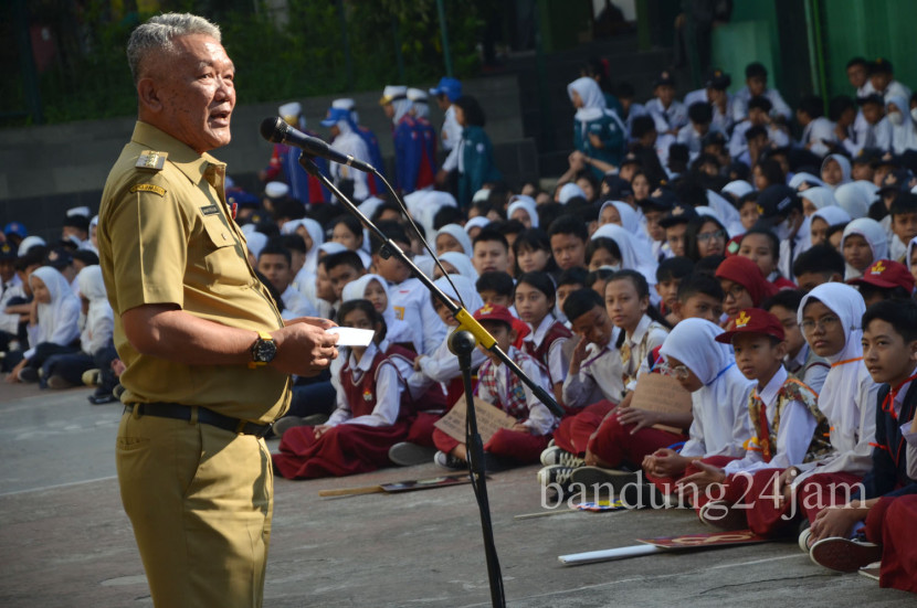 Pj Wali Kota Bandung Bambang Tirtoyuliono menyampaikan sambutan saat meninjau kegiatan Masa Pengenalan Lingkungan Sekolah (MPLS) di SMPN 2 Bandung, Senin (15/7/2024). Foto: Edi Yusuf