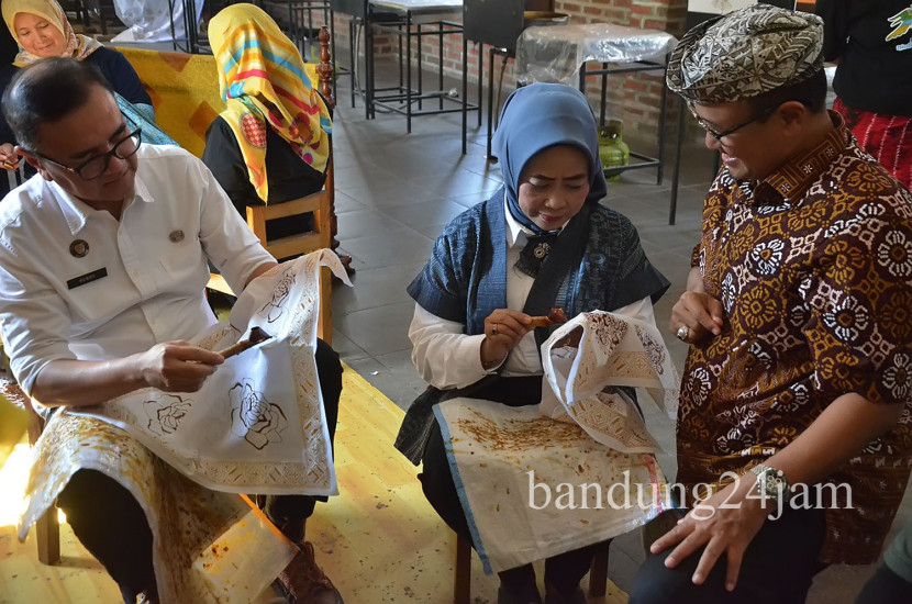 Bersama seniman batik Komarudin Kudiya (kanan), Penjabat Ketua Dekranasda Kota Bandung Linda Nurani Hapsah mencoba membuat batik tulis saat acara pelatihan batik dan ecoprint yang digelar Pemerintah Kota Bandung, di Rumah Batik Komar, Kota Bandung, Kamis (11/7/2024). Foto: Edi Yusuf