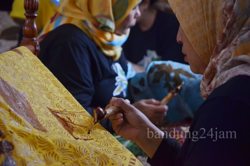 Pelatihan batik dan ecoprint yang digelar Pemerintah Kota Bandung, di Rumah Batik Komar, Kota Bandung, Kamis (11/7/2024). Foto: Edi Yusuf