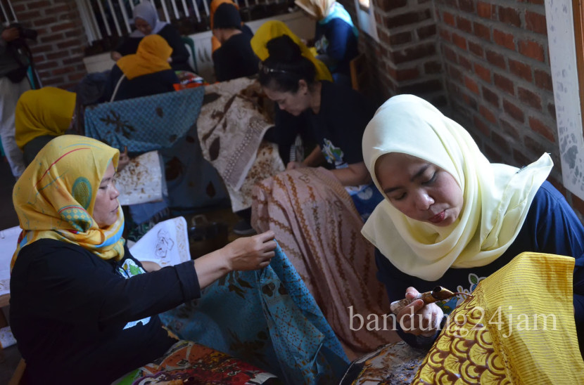 Pelatihan batik dan ecoprint yang digelar Pemerintah Kota Bandung, di Rumah Batik Komar, Kota Bandung, Kamis (11/7/2024). Foto: Edi Yusuf