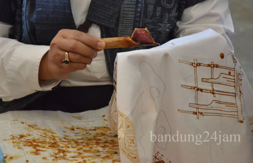 Pelatihan batik dan ecoprint yang digelar Pemerintah Kota Bandung, di Rumah Batik Komar, Kota Bandung, Kamis (11/7/2024). Foto: Edi Yusuf