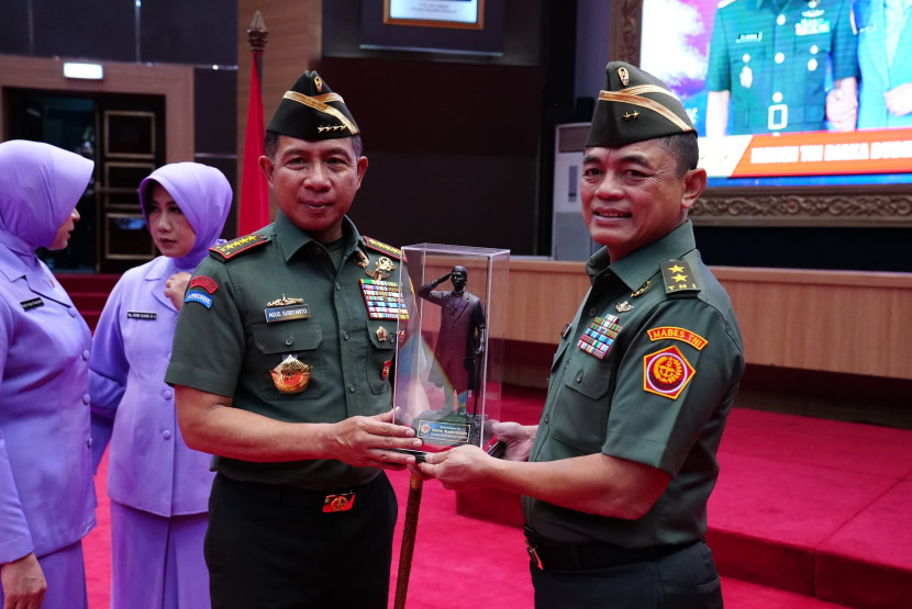 Panglima TNI Jenderal Agus Subiyanto bersama Mayjen Djaka Budhi Utama yang mendapat promosi menjadi Irjen Kemenhan,