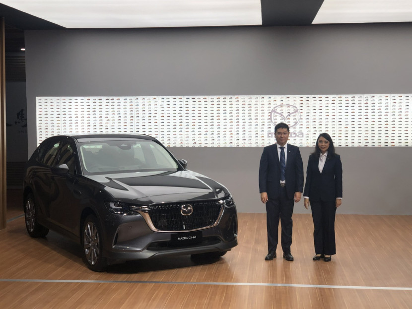 Ricky Thio, Chief Operating Officer PT Eurokars Motor Indonesia dan Pramita Sari, General Manager Marketing & Communications PT Eurokars Motor Indonesia bersama Mazda Cx-60 Pro. DOK. MOTORESTO.ID 