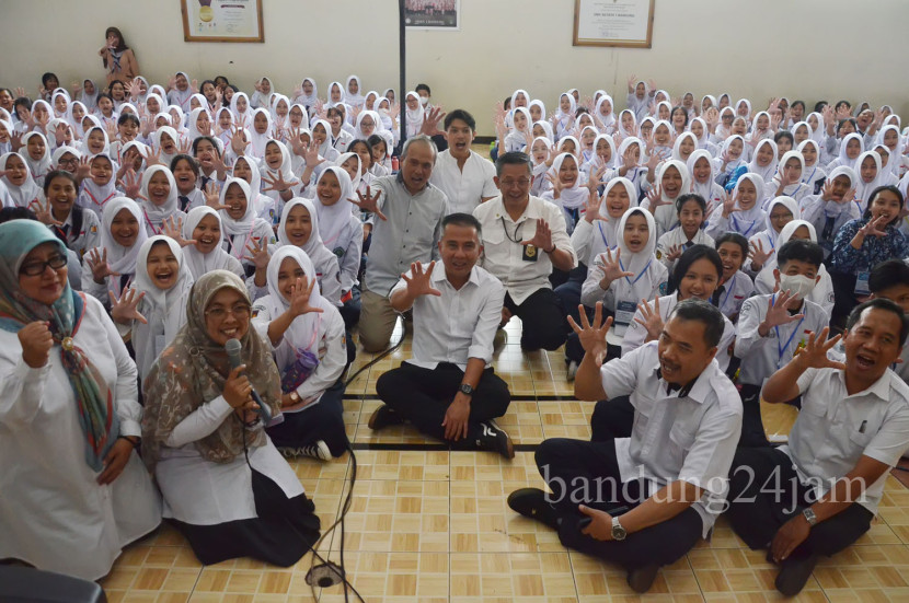 Pj Gubernur Jabar Bey Machmudin berfoto bersama dengan siswa baru saat meninjau pelaksanaan MPLS di SMK Negeri 1, Kota Bandung, Rabu (17/7/2024). Foto: Edi Yusuf