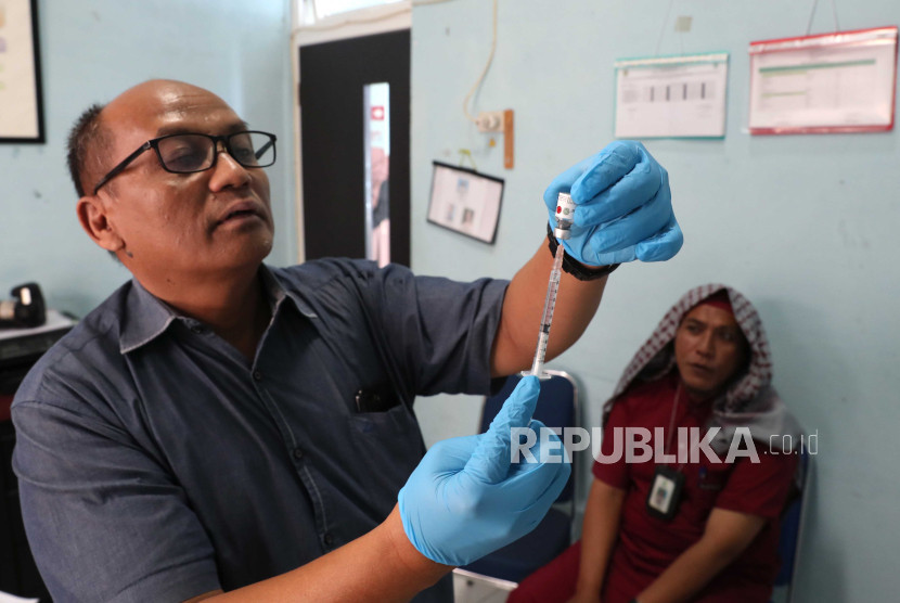 Petugas kesehatan menyiapkan vaksin meningitis untuk diberikan kepada Petugas Haji Daerah (PHD) embarkasi Sultan Iskandar Muda, Aceh, di Banda Aceh. Pemerintah menyediakan vaksin meningitis untuk seluruh calon jemaah dan petugas haji 2024 sebagai upaya pencegahan terhadap virus meningitis dan penyakit lainnya selama menjalankan ibadah di tanah suci. Gambar: Republika