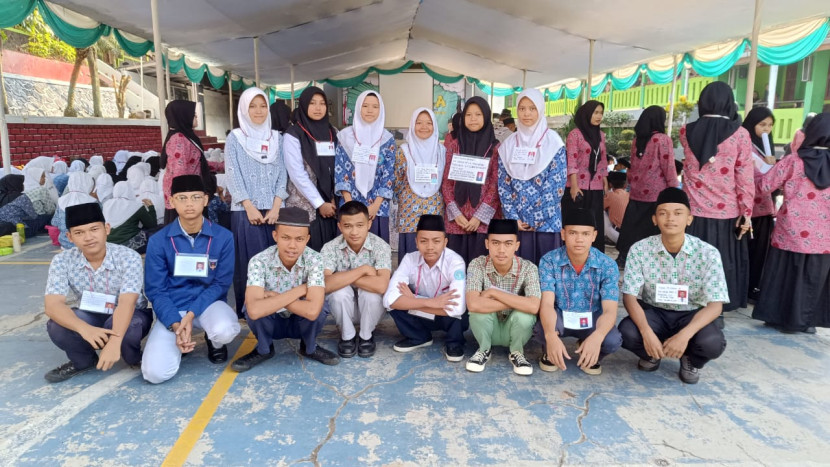 Para siswa baru MAN 1 Kota Sukabumi mendapatkan santunan anak yatim, Selasa (16/7/2024).