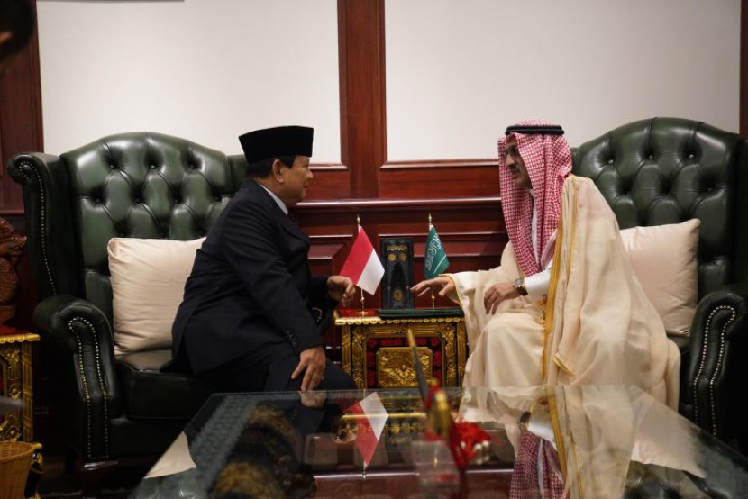 Menhan Prabowo Subianto berbincang dengan Dubes Arab Saudi untuk RI Faisal bin Abdullah H Amodi.