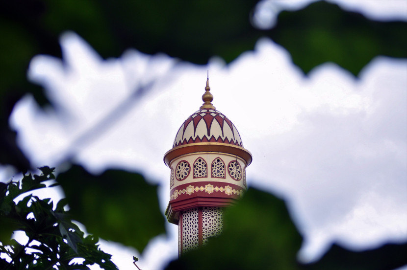 Menara masjid tempat pengeras suara seruan adzan. (Ilustrasi Foto: SumatraLink.id/Mursalin Yasland)