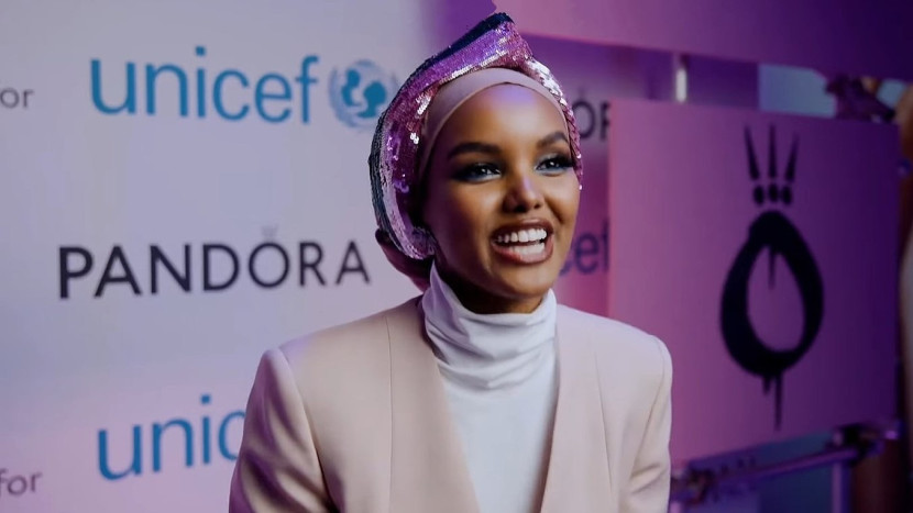 Salah satu ikon modest fashion, Halima Aden. (Foto: the Official Pandora/Wikimedia)