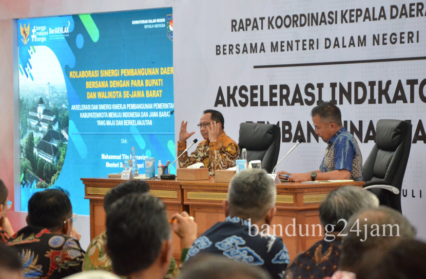 Menteri Dalam Negeri (Mendagri) Tito Karnavian bersama Pj Gubernur Jabar Bey Machmudin menyampaikan pemaparan saat Rapat Koordinasi Kepala daerah Se-Jabar, di Gedung Sate, Kota Bandung, Jumat (19/7/2024). Foto: Edi Yusuf