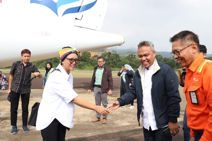 Menlu Retno Marsudi mendarat di Bandara Andalan Datu Patimang, Sorowako, Kecamatan Nuha, Kabupaten Lutim, Sabtu (20/7/2024).