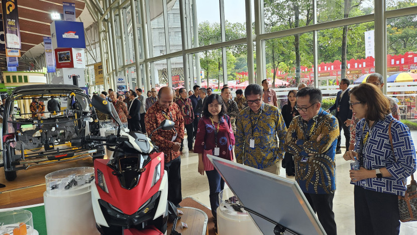 Ketua Pengurus Yayasan Dharma Bhakti Astra (YDBA), Rahmat Samulo (tengah) menunjukkan komponen produksi UMKM yang mendukung industri otomotif kendaraan roda 2 kepada Presiden Direktur Astra, Djony Bunarto Tjondro (kedua kanan) dan Direktur Astra, Gita Tiffani Boer (kanan) di Pameran Gaikindo Indonesia International Auto Show (GIIAS) 2024 pada 18 – 28 Juli 2024 di ICE, BSD City, Tangerang. (Foto: Ruzka Indonesia)