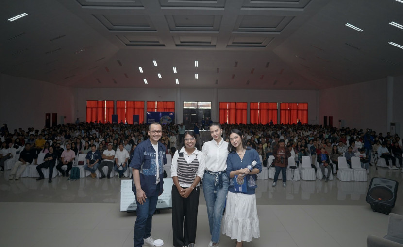 Para narasumber Astratalk: Bincang Inspiratif Bersama, Berkarya, Berkelanjutan dalam rangkaian Roadshow 15th SATU Indonesia Awards 2024 di Gedung MPL Waingapu, Sumba, Nusa Tenggara Timur pada Sabtu (20/7/2024).