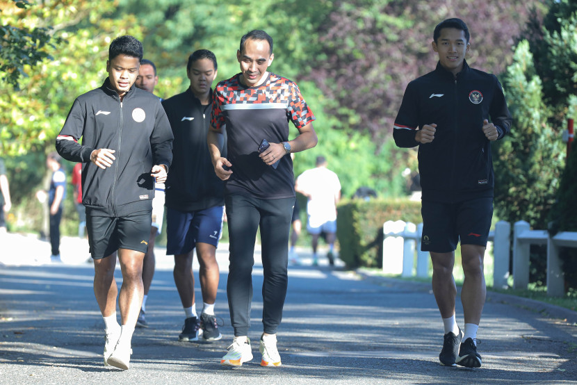 Tim bulutangkis menggelar latihan conditioning sebelum menjajal venue di Olimpiade 2024. (Sumber foto: PBSI)