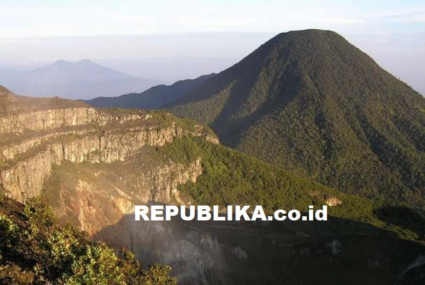 The Mount Gede Pangrango National Park recorded temperatures reching 0 degrees Celcius. 