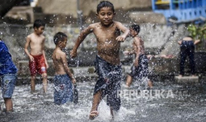 Ilustrasi anak-anak mandi hujan. (Foto: Republika/Abdan Syakura)