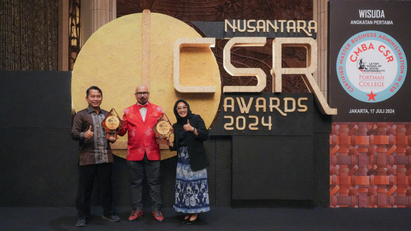 Chairman The La Tofi School of CSR, La Tofi (Baju Merah) menyerahkan dua penghargaan kepada PLN Unit Induk Distribusi (UID) Jakarta Raya yang diwakili oleh Senior Manager Komunikasi & Umum PLN UID Jakarta Raya, Haris Andika, dan Manager Komunikasi & TJSL PLN UID Jakarta Raya, Intan Nugrahani Putri atas keberhasilannya dalam program pemberdayaan UMKM sehingga meningkatkan kesejahteraan masyarakat. (Foto: PLN Jaya)