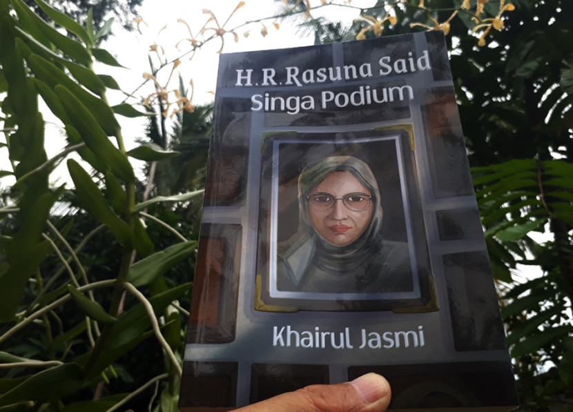 Novel biografi “HR Rasuna Said Singa Podium” karya Khairul Jasmi. (FOTO: Maspril Aries)