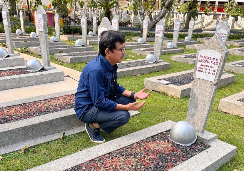 Khairul Jasmi berziarah ke makam pahlawan nasional HR Rasuna Said di TMP Kalibata, Jakarta. (FOTO: IG@jasmi.khairul)