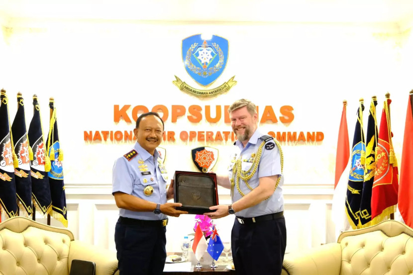 Pangkoopsudnas Marsdya Tedi Rizalihadi S bersama Atase Udara Australia, Group Captain Ken Bowes.