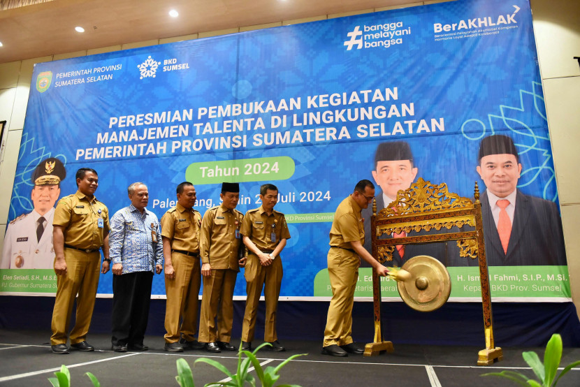 Pj Sekda Edward Candra memukul gong membuka kegiatan manajemen talenta. (FOTO: Humas Pemprov Sumsel)