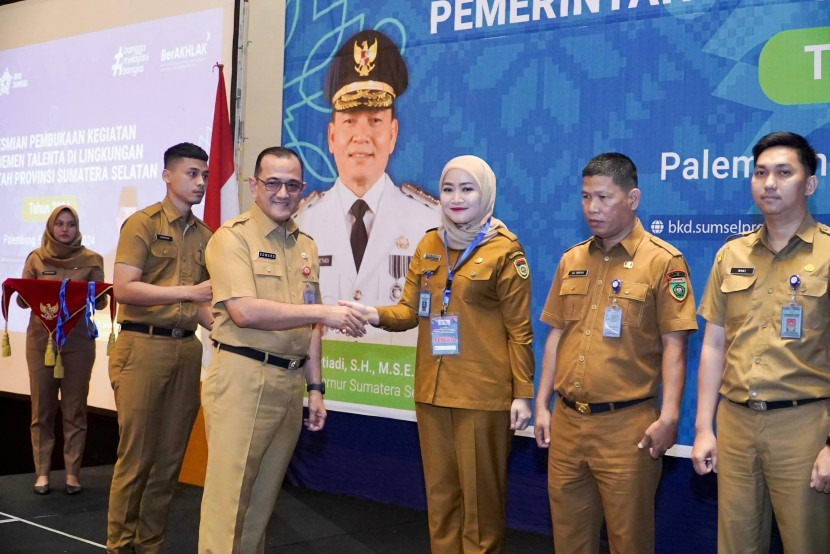 Pj Sekda Edward Candra meresmikan kegiatan Manajemen Talenta dengan memberikan ucapan selamat kepada peserta. (FOTO: Humas Pemprov Sumsel)