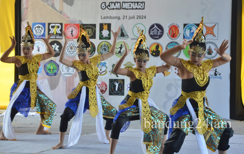 Penari tampil pada acara 'Bandung Barat Menari 2024' di kawasan Lembah Dewata, Kecamatan Lembang, Kabupaten Bandung Barat, Jawa Barat, Ahad (21/7/2024). Foto: Edi Yusuf