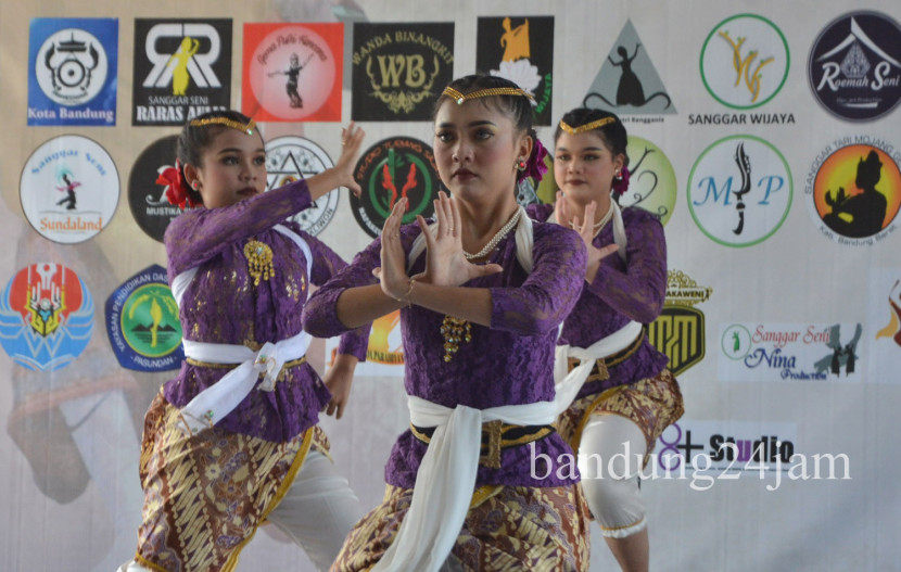 Penari tampil pada acara 'Bandung Barat Menari 2024' di kawasan Lembah Dewata, Kecamatan Lembang, Kabupaten Bandung Barat, Jawa Barat, Ahad (21/7/2024). Foto: Edi Yusuf